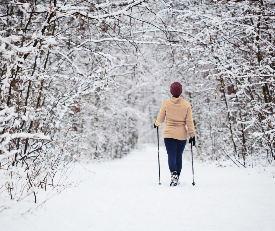 Bezpieczne aktywności zimowe po 40 – tce czyli jak ruszać się mądrze i bezpiecznie, nawet gdy jest mróz. Aktywność zimą po 40 – zimowy spacer wspierający zdrowy kręgosłup